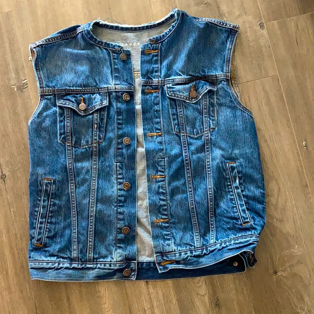 Gap jean jacket mad into vest. Blue size large